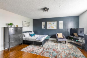 Upscale Studio - Boutique Apartment - PRIME Walk Location!